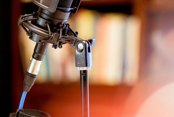 contratar locutores profesionales