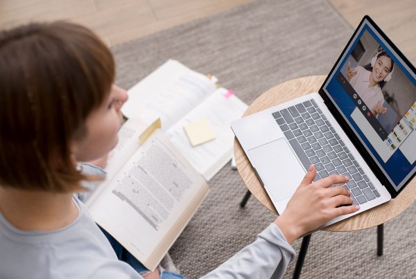 Locutores voz en off para e-learning