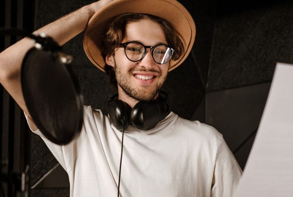 Locutores voz en off para guías de audio